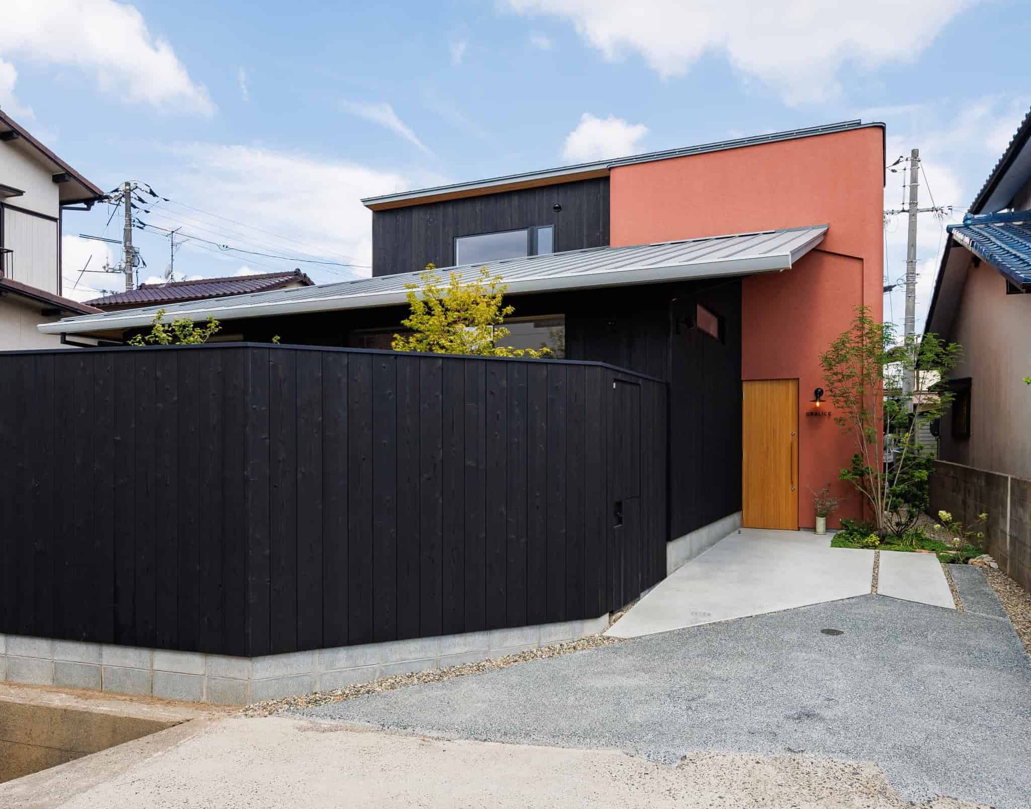 広いリビングに家族が集まる家の画像